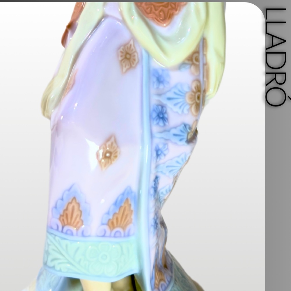 LLADRÓ Bali Dancer Porcelain Figurine - Picture 7 of 14